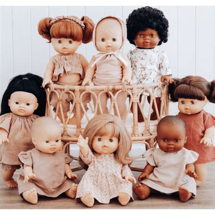 Do Minikane doll eyes close?