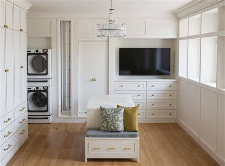 Do white walls make a room brighter?