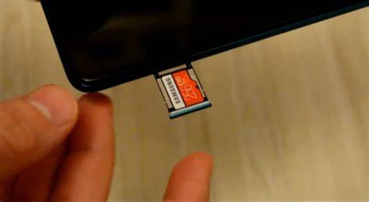How do you put a SD card in a Huawei phone?
