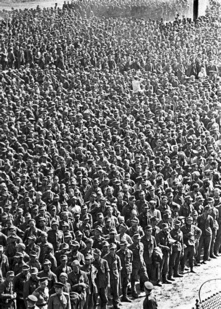 How many Australian POWs died in German camps?